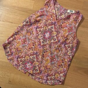 VERSA med - sleeveless top w/v-neck